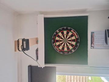 Blade 5 darts bord met zelf gemaakte houder beschikbaar voor biedingen
