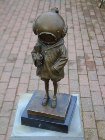 Het meisje in het bronzen pak signeerde BANKSY. beschikbaar voor biedingen