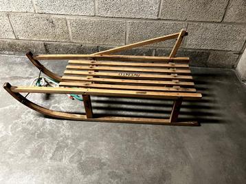Klassieke houten slee beschikbaar voor biedingen
