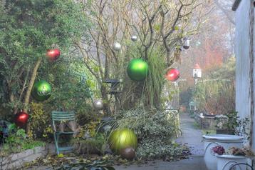 Kerstversiering  ;  Reuze  Kerstballen  beschikbaar voor biedingen