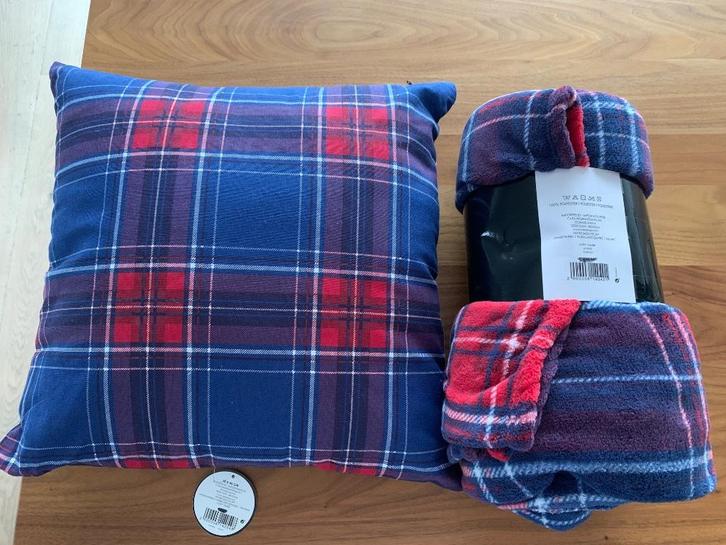 Winkelnieuw kussen + fleecedeken, Huis en Inrichting, Woonaccessoires | Plaids en Woondekens, Nieuw, Ophalen of Verzenden