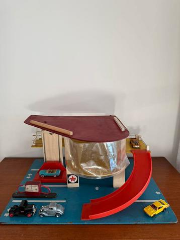 Vintage houten speelgoed garage – jaren ’50 (Caltex) beschikbaar voor biedingen