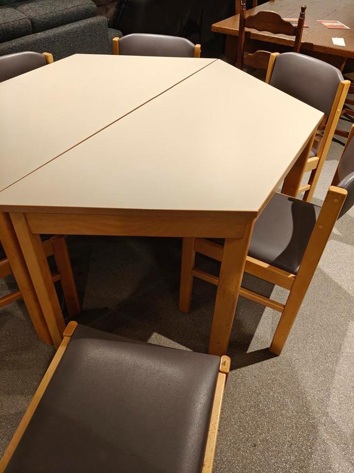 Table décente et 6 chaises avec assise en cuir mauve à Turnh, Maison & Meubles, Tables | Tables mange-debout, Enlèvement