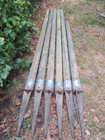 6 houten palen met paalhouder. 5x 3m en 1x2m. beschikbaar voor biedingen