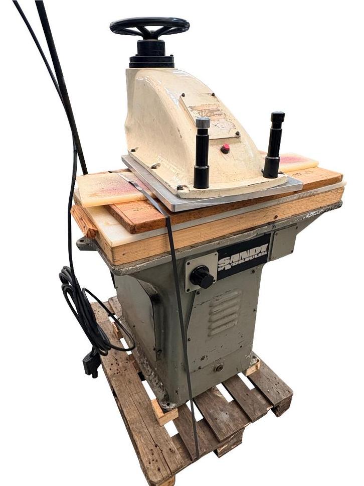 Sandt 410 handpers voor lederwaren, Zakelijke goederen, Machines en Bouw | Overig, Ophalen