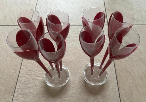 Moët & Chandon, 8 champagneglazen in rozerode tulphouders, Verzamelen, Glas en Drinkglazen, Nieuw, Overige typen, Ophalen