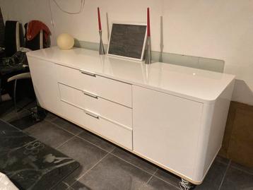 Buffet design 200 cm 200€ disponible aux enchères