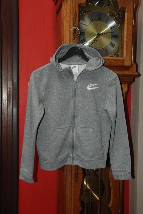 NIKE grijs sweatvest met capuchon T9/11 jaar Zeer goede staa, Kinderen en Baby's, Kinderkleding | Maat 140, Zo goed als nieuw