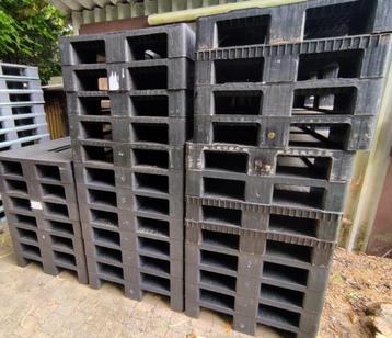 20 plastiek paletten beschikbaar voor biedingen