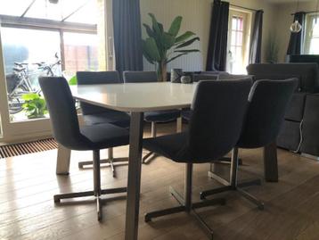 tafel met 6 stoelen XOOON disponible aux enchères