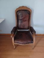 oude fauteuil in leder en houtsnijwerk, Antiek en Kunst, Ophalen of Verzenden