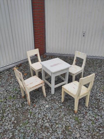 vintage kinderset tafel en stoelen beschikbaar voor biedingen