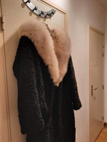 manteau en astrakan noir avec très beau  col en renard  blan