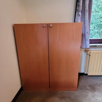 lage kast met legplanken beschikbaar voor biedingen