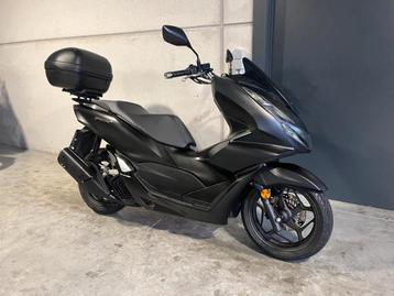 Honda PCX125 met topcase in zeer mooie staat (bj 2022) beschikbaar voor biedingen