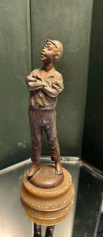 Statue en métal sur socle en pierre., Enlèvement