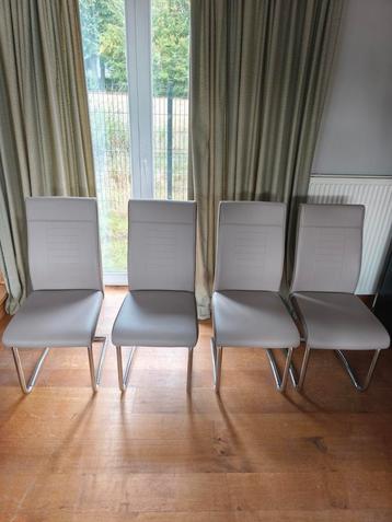 4 chaises style design  beschikbaar voor biedingen
