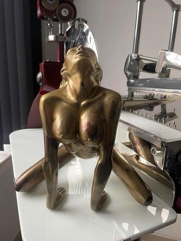 Statue en bronze d'une femme, Enlèvement ou Envoi, Bronze