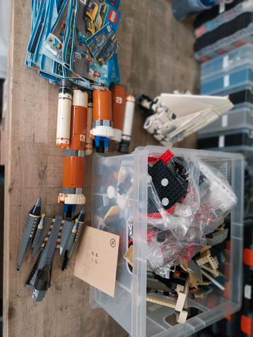 Grote bak met lego beschikbaar voor biedingen