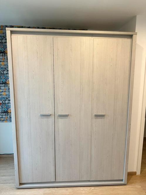 3-deurs kledingkast, Huis en Inrichting, Kasten | Kleerkasten, Zo goed als nieuw, 200 cm of meer, 150 tot 200 cm, 50 tot 75 cm