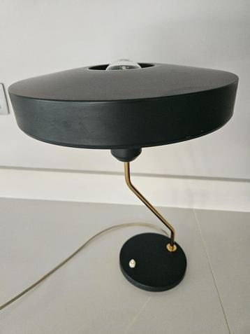 Lampe de table Louis Kalff, modèle Romeo disponible aux enchères