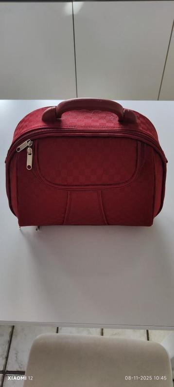 De rode beautycase of toilettas, make-up koffer. beschikbaar voor biedingen