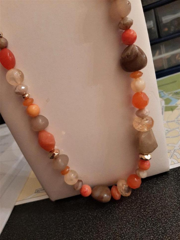 Te koop: Leuke, fijne oranje ketting: eindejaargeschenk!, Handtassen en Accessoires, Kettingen, Nieuw, Overige materialen, Oranje