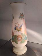 Vase en opaline avec colibri, Antiquités & Art, Antiquités | Vases, Enlèvement ou Envoi