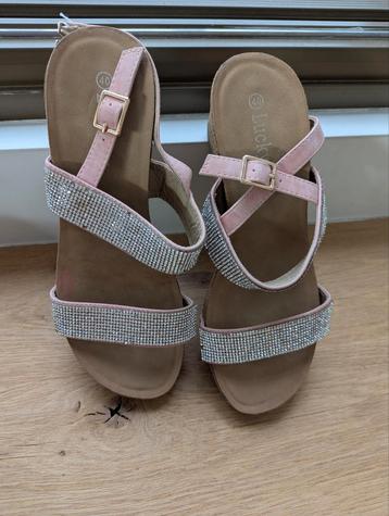 Prachtige zomersandalen beschikbaar voor biedingen