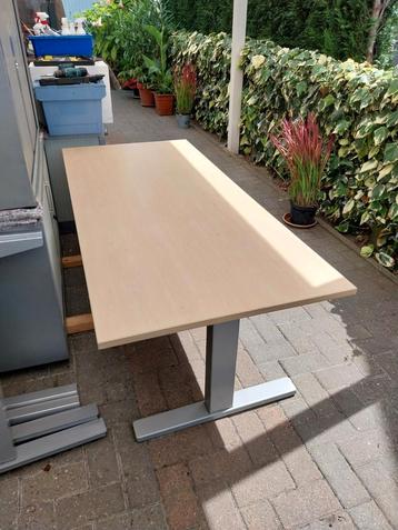 Elektrische zit-sta bureaus en andere beschikbaar voor biedingen