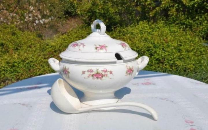 § soupiere avec louche boch bouquets de roses, Antiquités & Art, Antiquités | Services (vaisselle) pièces, Enlèvement ou Envoi