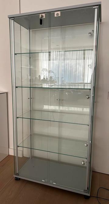 Vitrinekast in glas beschikbaar voor biedingen
