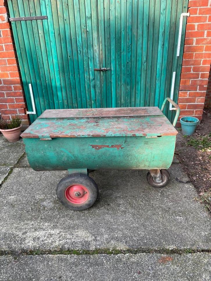 Metalen voerbak op wielen – gebruikt, Dieren en Toebehoren, Paarden en Pony's | Overige Paardenspullen, Ophalen