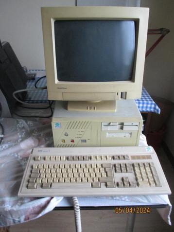 Oude computer jaren 90 te koop