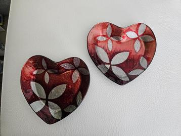 Twee mooie hartvormige schoteltjes