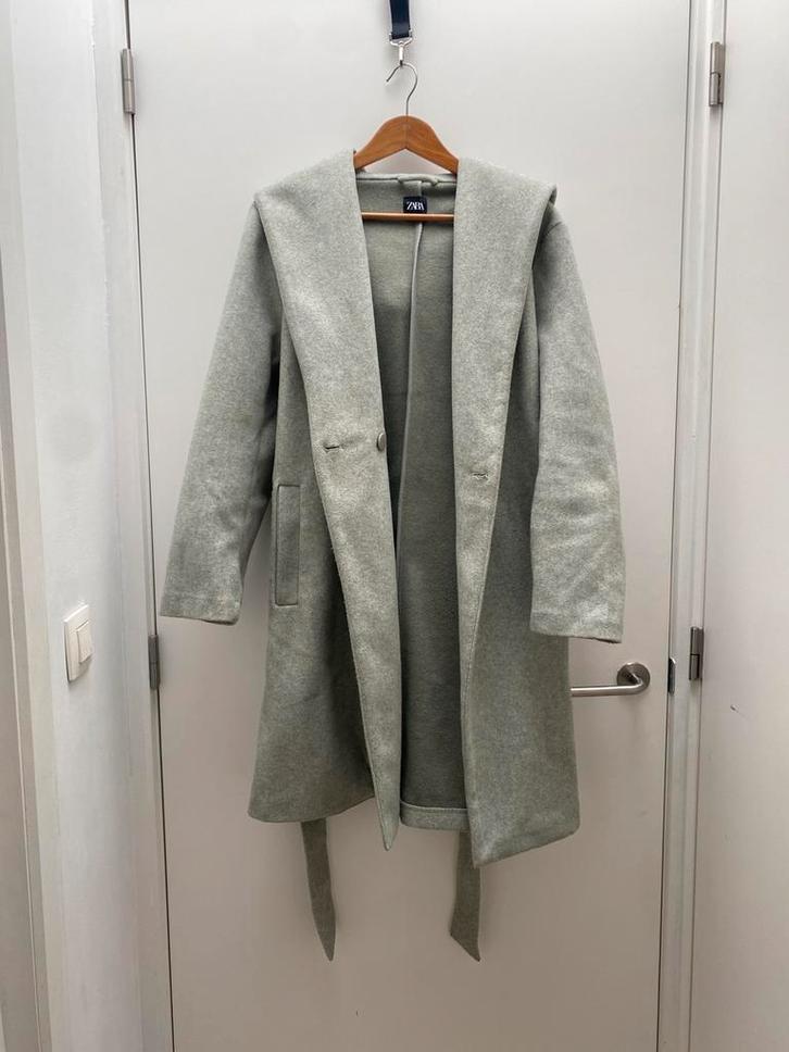 ZARA jas met capuchon en ceintuur (L), Kleding | Dames, Jassen | Winter, Zo goed als nieuw, Maat 42/44 (L), Groen, Ophalen of Verzenden