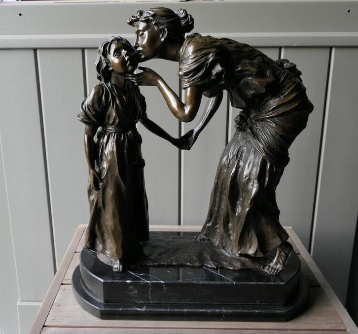 bronzen beeld getiteld 'Moeder kust kind', Antiek en Kunst, Antiek | Brons en Koper, Brons, Ophalen