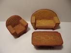 Set poppenhuis meubeltjes met vlechtwerk motief gemerkt C SD, Enlèvement, Neuf, Accessoires