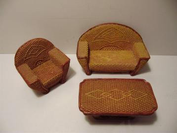 Set poppenhuis meubeltjes met vlechtwerk decor gemerkt C SD beschikbaar voor biedingen