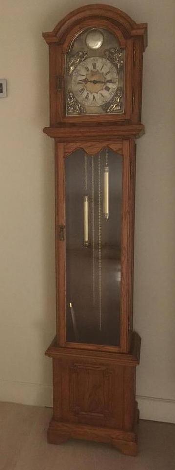 Handgemaakte staanklok beschikbaar voor biedingen