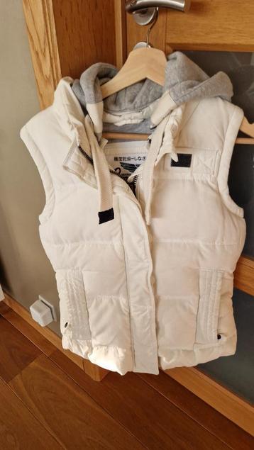 Een mouwloze jas van SUPERDRY beschikbaar voor biedingen