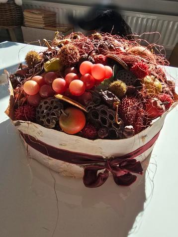 Bloemstuk met gedroogde materialen en namaak fruit. beschikbaar voor biedingen