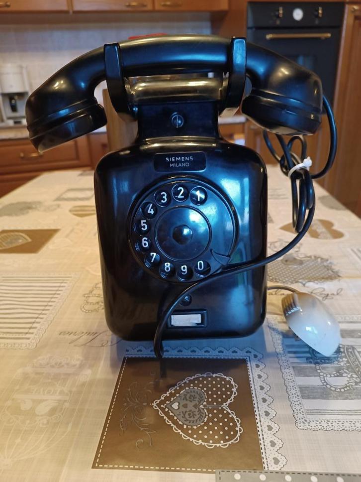 A vendre 1 téléphone mural, Telecommunicatie, Vaste telefoons | Niet Draadloos, Gebruikt, Bakeliet, Met draaischijf, Ophalen