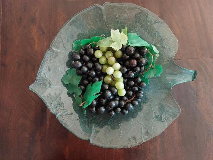 Groenglazen fruitschaal in bladvorm en gevuld met nepdruiven, Huis en Inrichting, Woonaccessoires | Schalen en Manden, Gebruikt