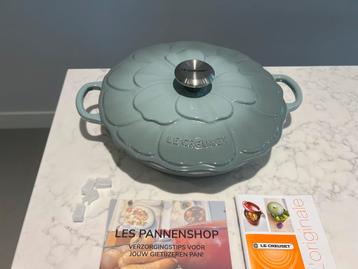 Nieuwe Le Creuset Petal Campagnard 26 cm kleur Sea Salt beschikbaar voor biedingen