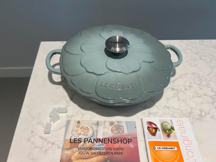 Nieuwe Le Creuset Petal Campagnard 26 cm kleur Sea Salt, Huis en Inrichting, Keuken | Potten en Pannen, Zo goed als nieuw, Koekenpan of Braadpan