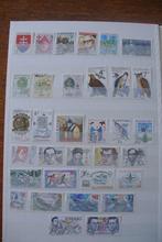 timbres Slovaquie dans un album (n68), Timbres & Monnaies, Timbres | Europe | Autre, Affranchi, Enlèvement ou Envoi, Slovaquie