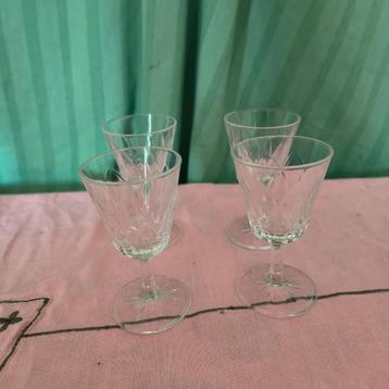 4 Kristallen jeneverglaasjes beschikbaar voor biedingen