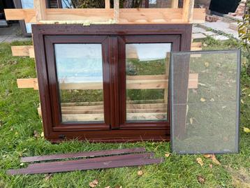 Klein raam dubbel glas PVC beschikbaar voor biedingen