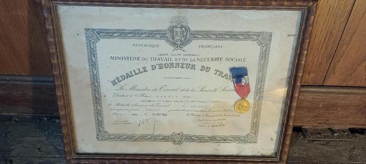 Certificat d'honneur avec médaille en argent, 41x31,n170, Antiquités & Art, Curiosités & Brocante, Enlèvement ou Envoi